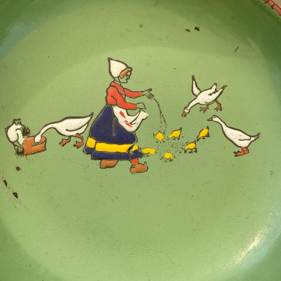 Vintage enamel tin small plate- made in Czechoslovakia- Girl feeding ducks/geese - Picture 2 of 12